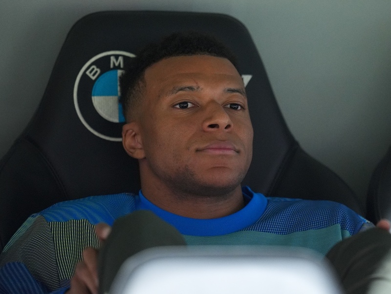 Kylian Mbappé na lavičke náhradníkov 