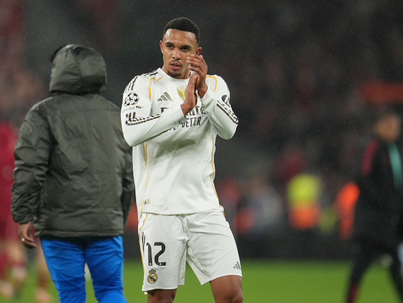 Anglická obranca Trent Alexander-Arnold v drese Realu Madrid počas zápasu na Anfielde