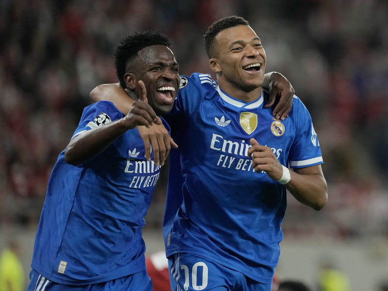 Vinícius Júnior a Kylian Mbappé oslavujú gól Realu Madrid
