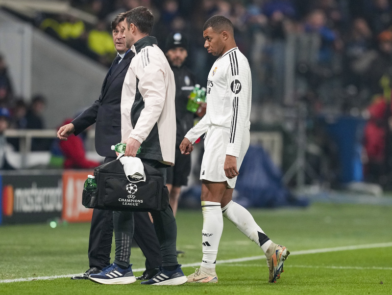 Zranený Kylian Mbappé odchádza z ihriska
