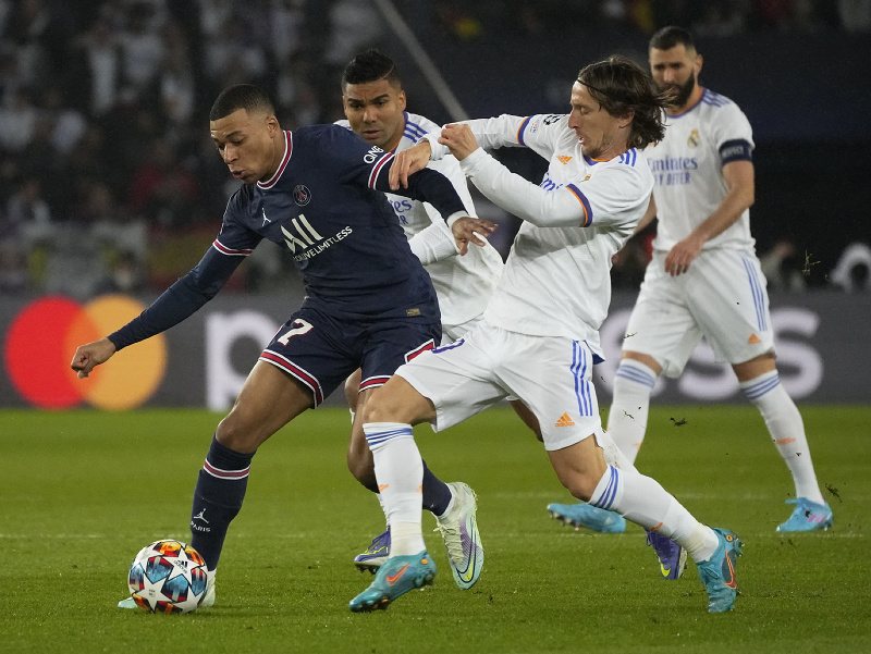 Kylian Mbappé a Luka Modrič v súboji o loptu
