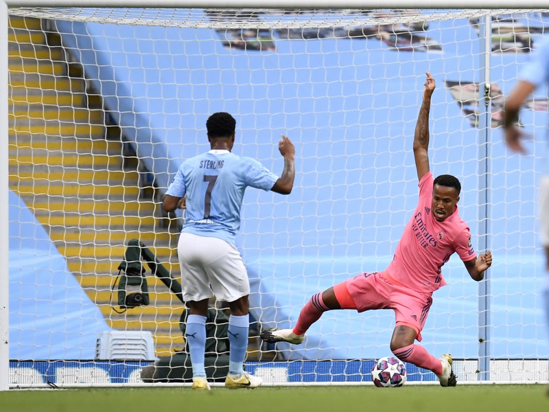Raheem Sterling (vľavo) strieľa gól