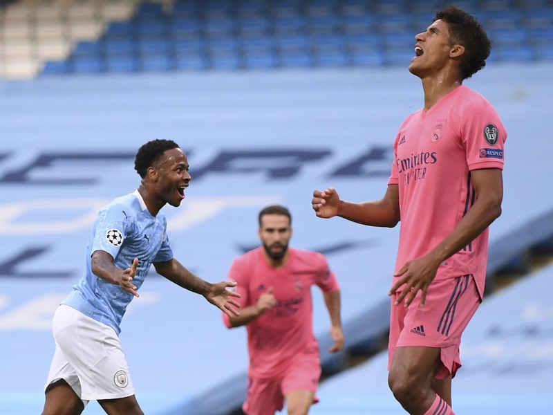 Raheem Sterling (vľavo) sa teší po strelení gólu 