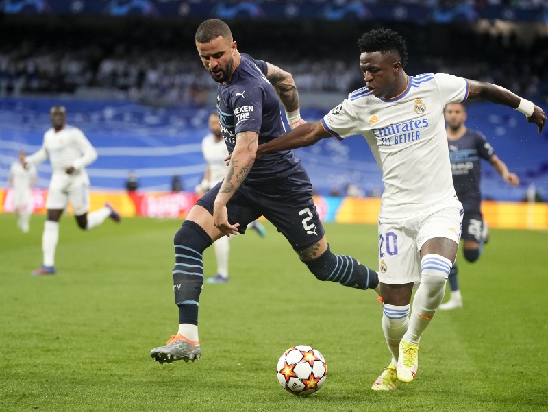Hráč Realu Vinicius Junior a hráč Manchestru Kyle Walker