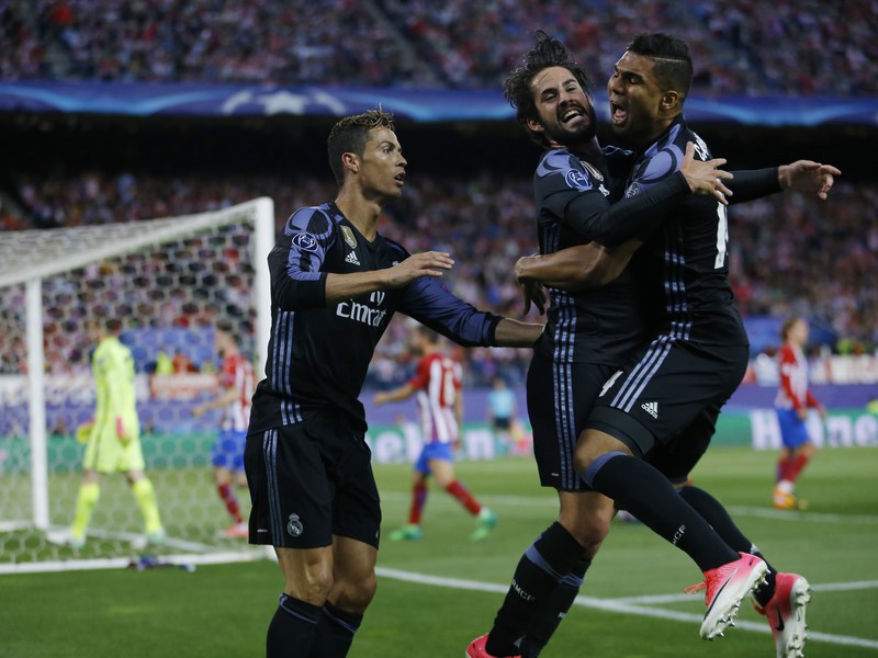 Hráč Realu Isco (v strede) oslavuje gól