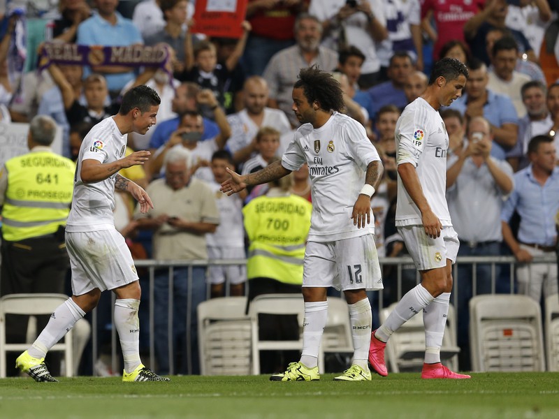 James Rodríguez (vľavo) so spoluhráčmi oslavuje svoj gól