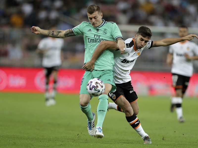 Tony Kroos v zápase proti Valencii v súboji o španielsky superpohár