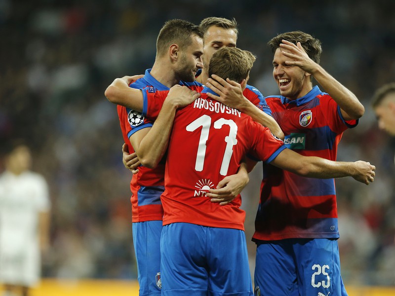 Patrik Hrošovský so spoluhráčmi oslavuje gól do siete Realu