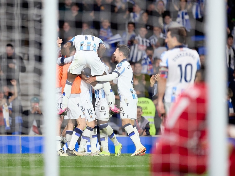 Futbalisti Realu Sociedad oslavujú gól
