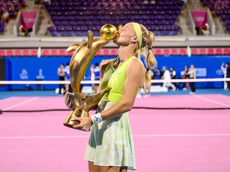 Rebecca Šramková s trofejou pre víťazku turnaja WTA v Hua Hin