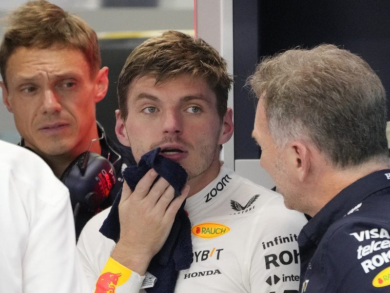 Max Verstappen (v strede) a šéf Red Bullu Christian Horner (vpravo)
