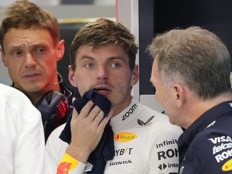 Max Verstappen (v strede) a šéf Red Bullu Christian Horner