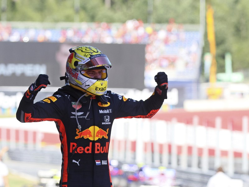 Holandský jazdec F1 Max Verstappen na Red Bulle oslavuje po jeho víťazstve pretekov nedeľňajšej Veľkej ceny Rakúska