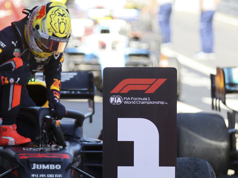 Holandský jazdec F1 Max Verstappen na Red Bulle oslavuje po jeho víťazstve pretekov nedeľňajšej Veľkej ceny Rakúska