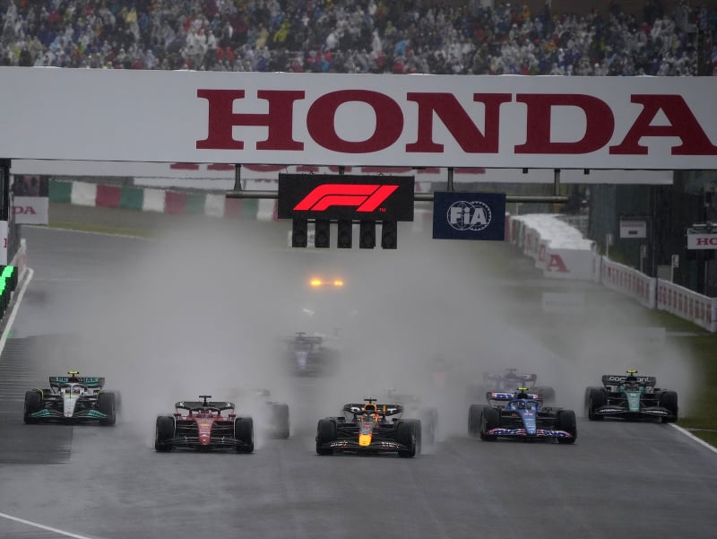 Max Verstappen (v strede) počas štartu