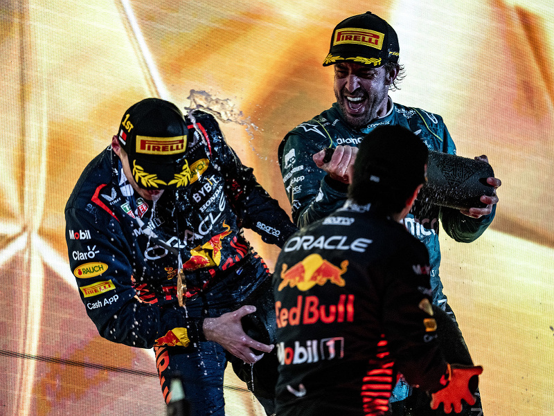 Max Verstappen, Sergio Pérez (obaja Red Bull) a Fernando Alonso oslavujú pódium na Veľkej cene Bahrajnu
