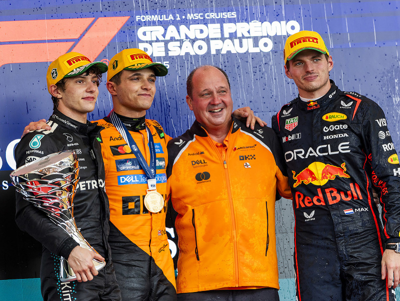 Prvá trojka po VC Brazílie - víťaz Lando Norris, druhý Andrea Kimi Antonelli a tretí Max Verstappen