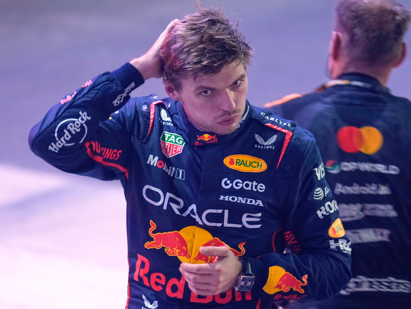 Max Verstappen (v tmavom) oslavuje triumf na Veľkej cene Kataru F1
