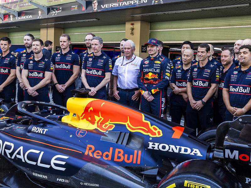 Tím Red Bull Racing, uprostred poradca Helmut Marko a tímová jednotka Max Verstappen