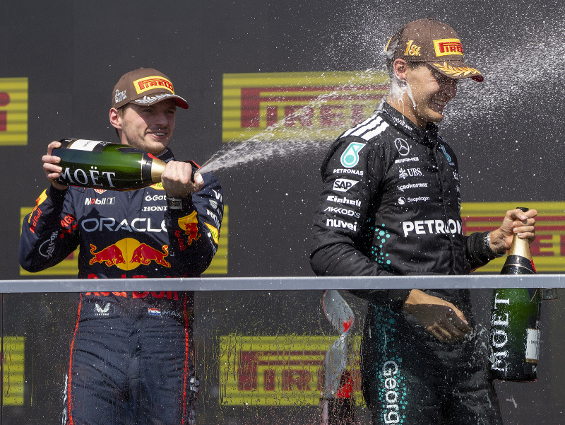 Max Verstappen a George Russell