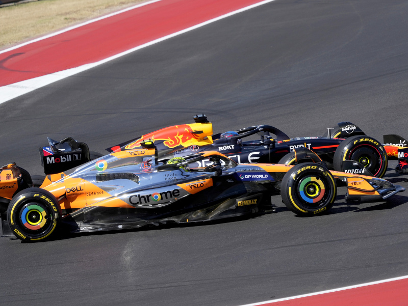 Súboj medzi Landom Norrisom a Maxom Verstappenom
