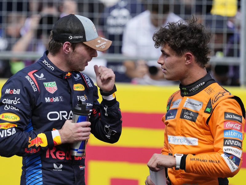 Max Verstappen a Lando Norris sa rozprávajú 