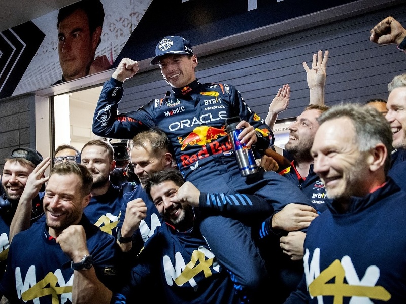 Max Vertappen oslavuje zisk štvrtého titulu v F1
