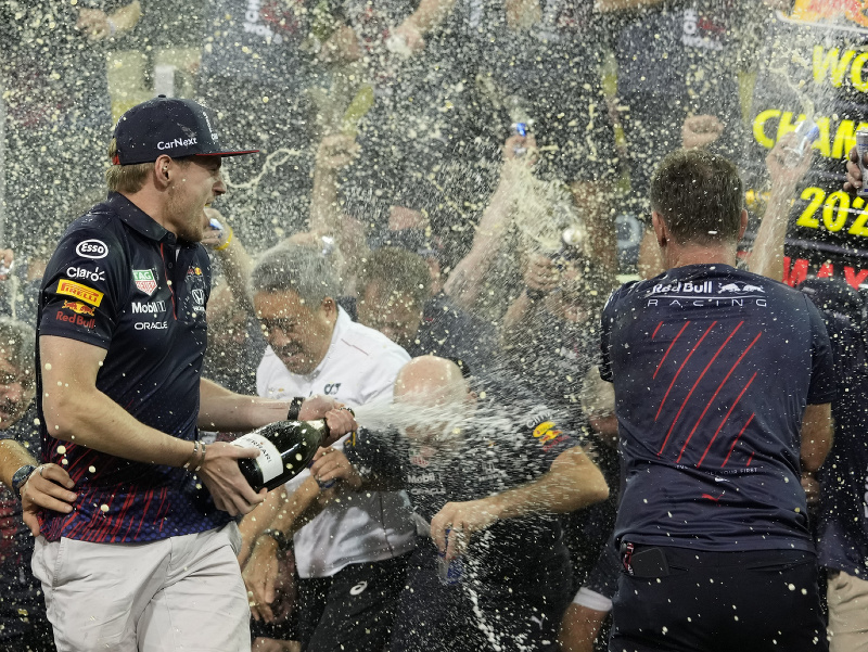 Max Verstappen a jeho majstrovské oslavy s tímom