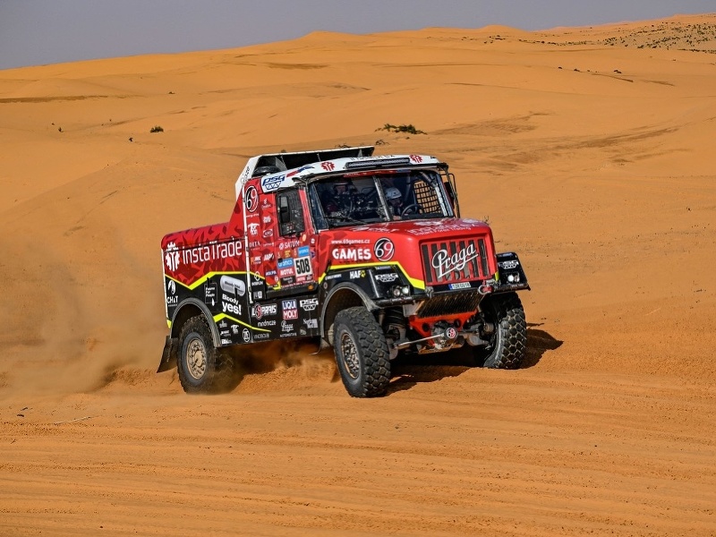 Český pretekár Aleš Loprais na kamióne počas Rely Dakar