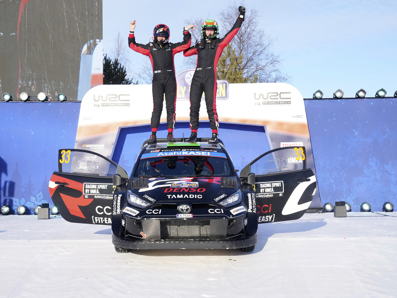 Oslavujúci víťazný britský pretekár Elfyn Evans a jeho spolujazdec Scott Martin