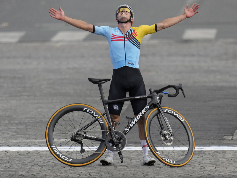 Belgický cyklista Remco Evenepoel sa stal v Paríži dvojnásobným olympijským víťazom 