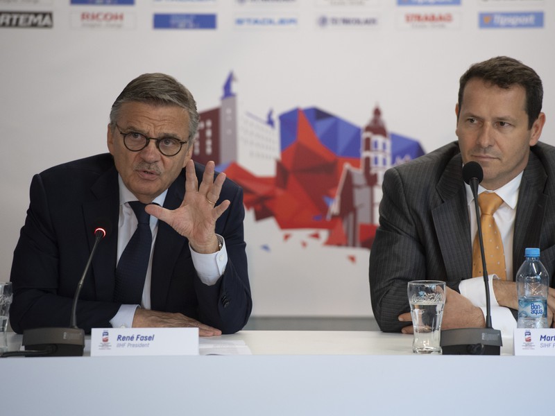 Zľava prezident IIHF René Fasel a prezident Slovenského zväzu ľadového hokeja Martin Kohút