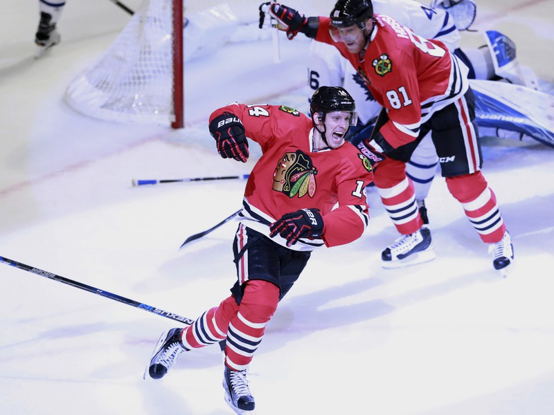 Hokejista Chicaga Blackhawks Slovák Richard Pánik (vľavo) a jeho krajan Marián Hossa sa  tešia po strelení gólu v zápase zámorskej hokejovej NHL Chicago Blackhawks - Toronto Maple Leafs