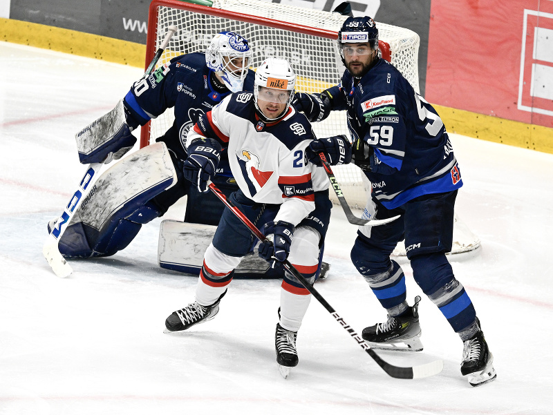 Richard Pánik (v bielom drese) počas pôsobenia v Slovane Bratislava