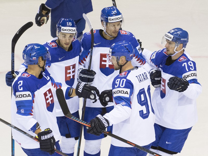 Na snímke slovenskí hokejisti zľava kapitán Andrej Sekera, Róbert Lantoši, strelec gólu Richard Pánik, Tomáš Tatar a Libor Hudáček