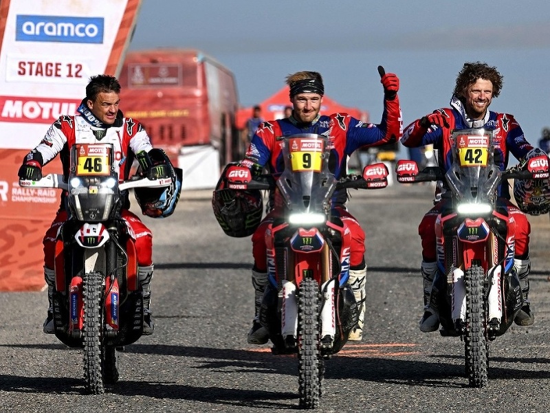 Najlepšia trojica motocyklistov na Rely Dakar 2024 - zľava Ross Branch (2), v strede Ricky Brabec (1), vpravo Adrien Van Beveren
