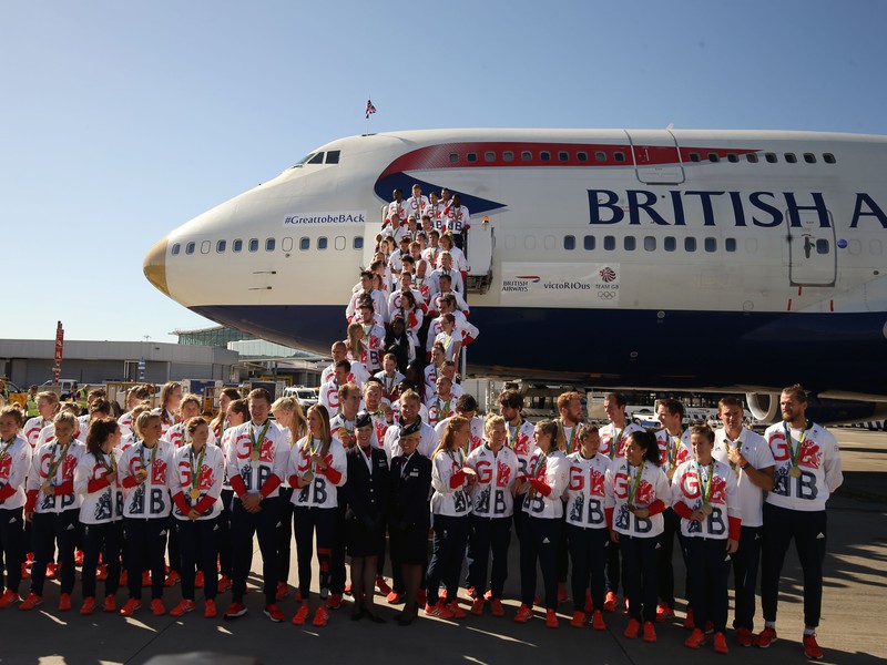 Členovia britského olympijského tímu pózujú fotografom po návrate z XXXI LOH v Riu de Janeiro