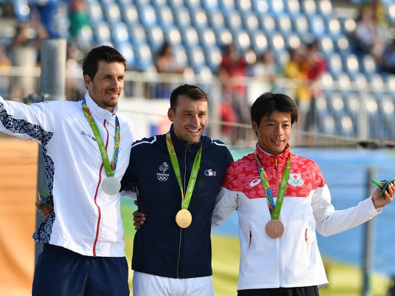 Zľava: Matej Beňuš zo Slovenska, Denis Chanut Gargaud z Francúzska, Takuya Haneda z Japonska počas vyhlásenia medailistov v disciplíne C1 na letných OH 2016 v Riu de Janeiro
