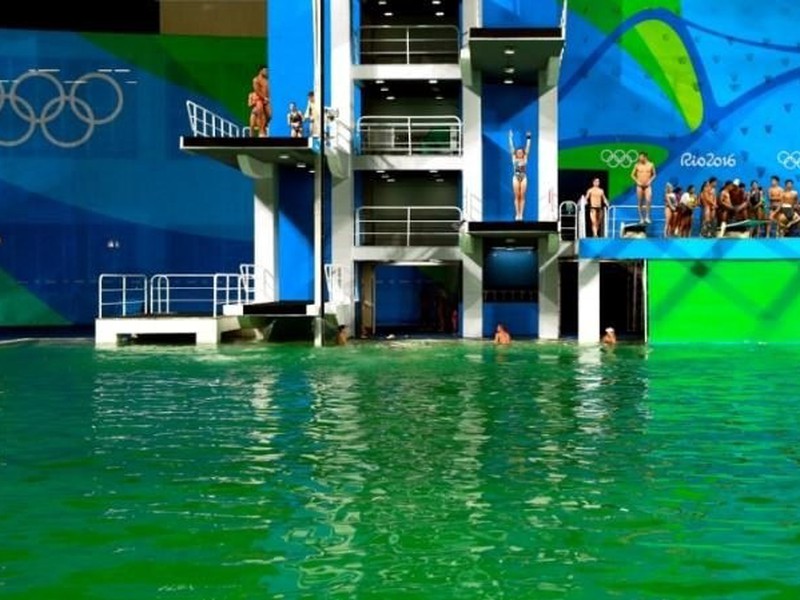 Zelená voda v Riu