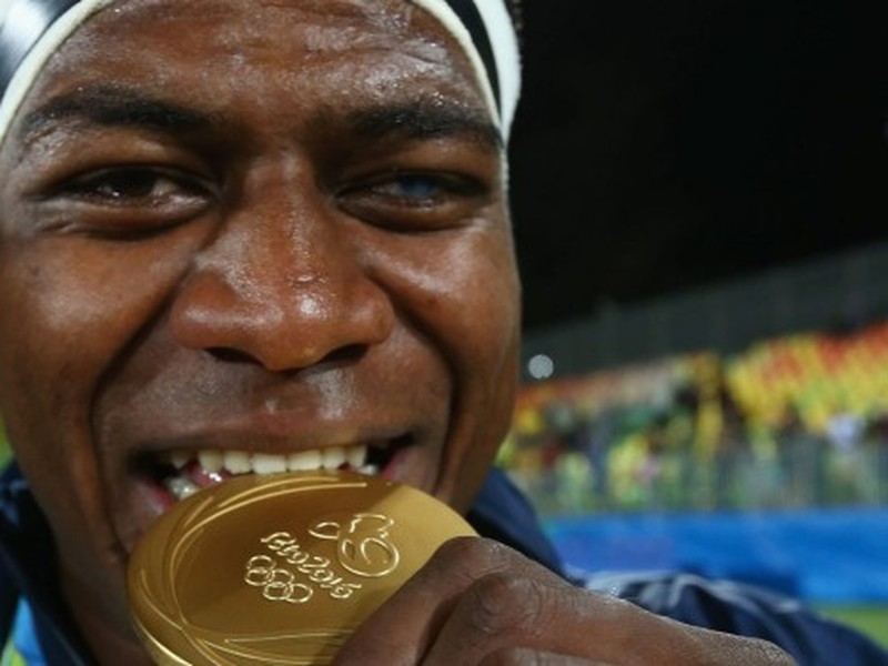 Masivesi Dakuwaqa s historicky prvou zlatou medailou svojej krajiny