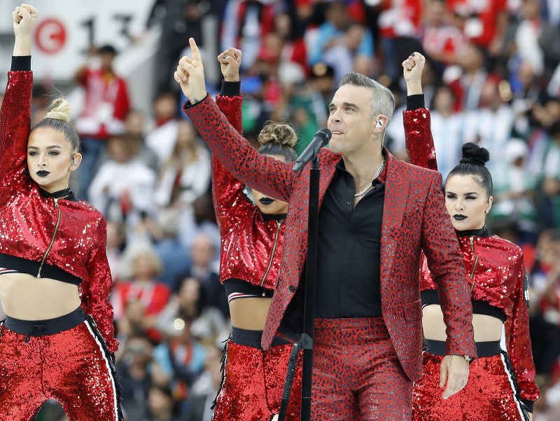 Robbie Williams počas slávnostného ceremoniálu otvorenia MS vo futbale 