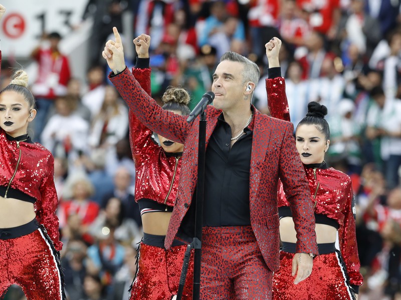 Robbie Williams počas slávnostného ceremoniálu otvorenia MS vo futbale 