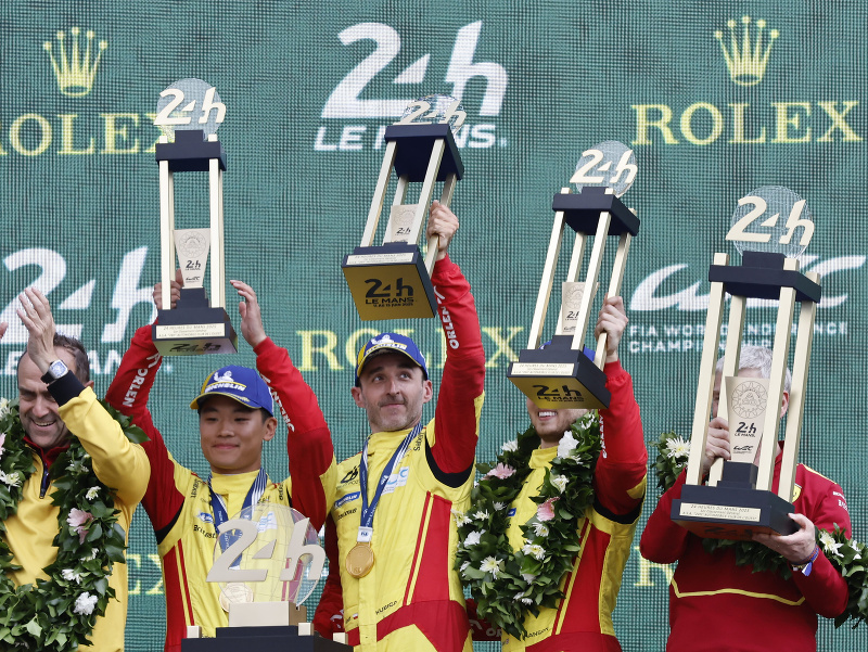 Na snímke posádka víťazného vozidla 499P s číslom 83 v zložení Robert Kubica (uprostred), I-fej Jie (uprostred vľavo) a Phil Hanson sa teší na pódiu