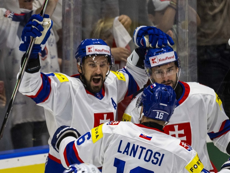Na snímke gólová radosť slovenských hokejistov hore zľava Marek Hrivík, Róbert Lantoši a Lukáš Cingel a maďarský brankár Adam Vay
