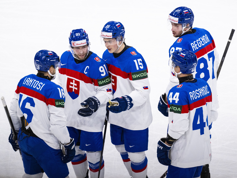 Slovenská hokejisti počas porady - zľava Róbert Lantoši, Matúš Sukeľ, Dalibor Dvorský, Mislav Rosandič a Pavol Regenda