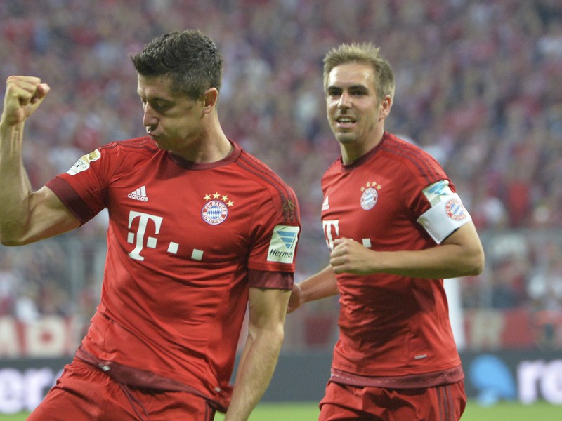 Robert Lewandowski sa teší spolu s Philippom Lahmom z druhého gólu Bayernu
