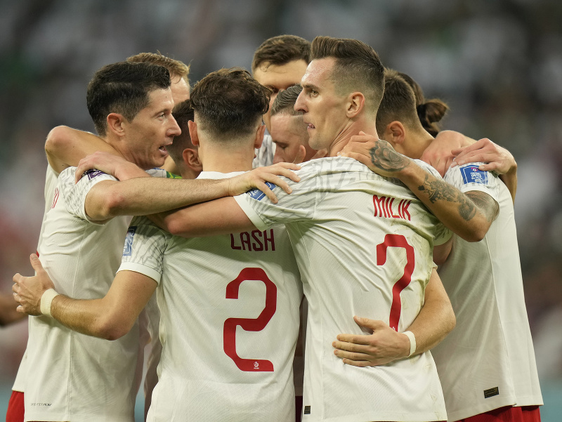 Poľskí futbalisti oslavujú gól