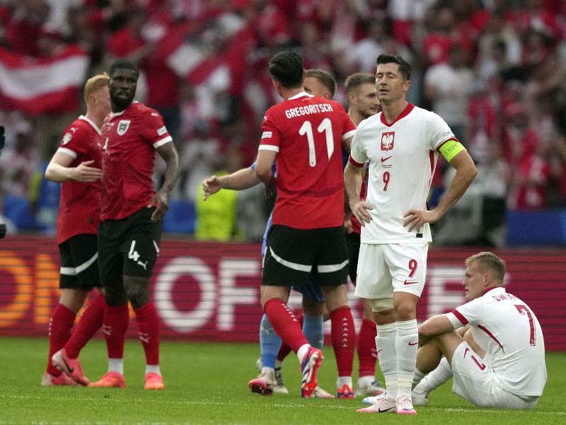 Sklamaný Robert Lewandowski, v pozadí radosť hráčov Rakúska