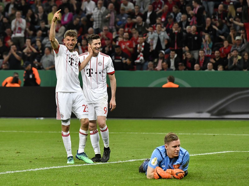 Futbalisti Bayernu Mníchov Thomas Müller (vľavo) a Robert Lewandowski sa tešia po strelení gólu