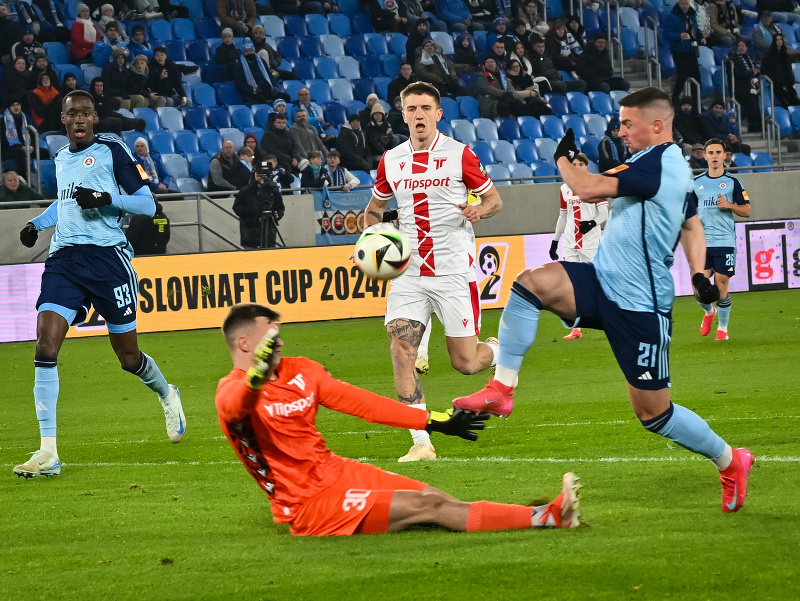 Na snímke zľava Idjessi Metsoko (Bratislava), Matúš Sláviček (Trenčín) a vpravo Róbert Mak (Bratislava)